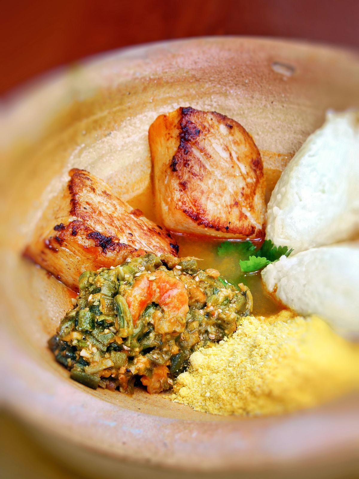 Teller mit Ndol&eacute;: Blattgem&uuml;se mit Erdnusssauce, Fleisch und Fufu