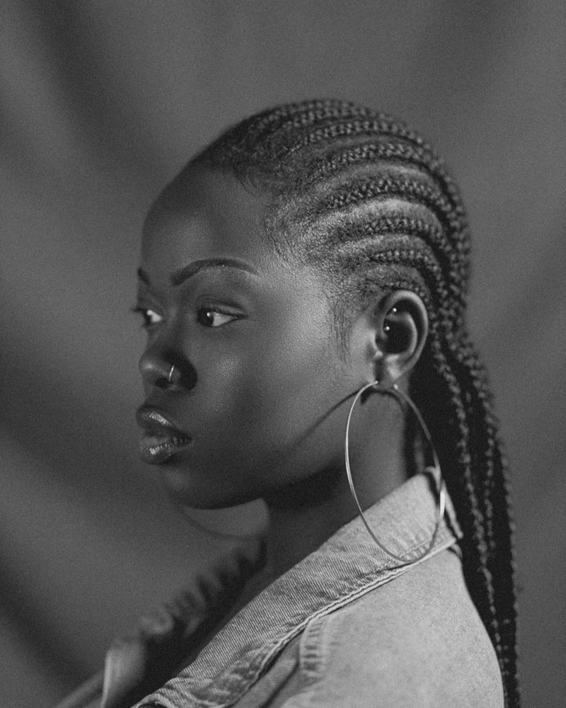 Cornrows, gerade nach hinten geflochten, Profil in Schwarzweiß