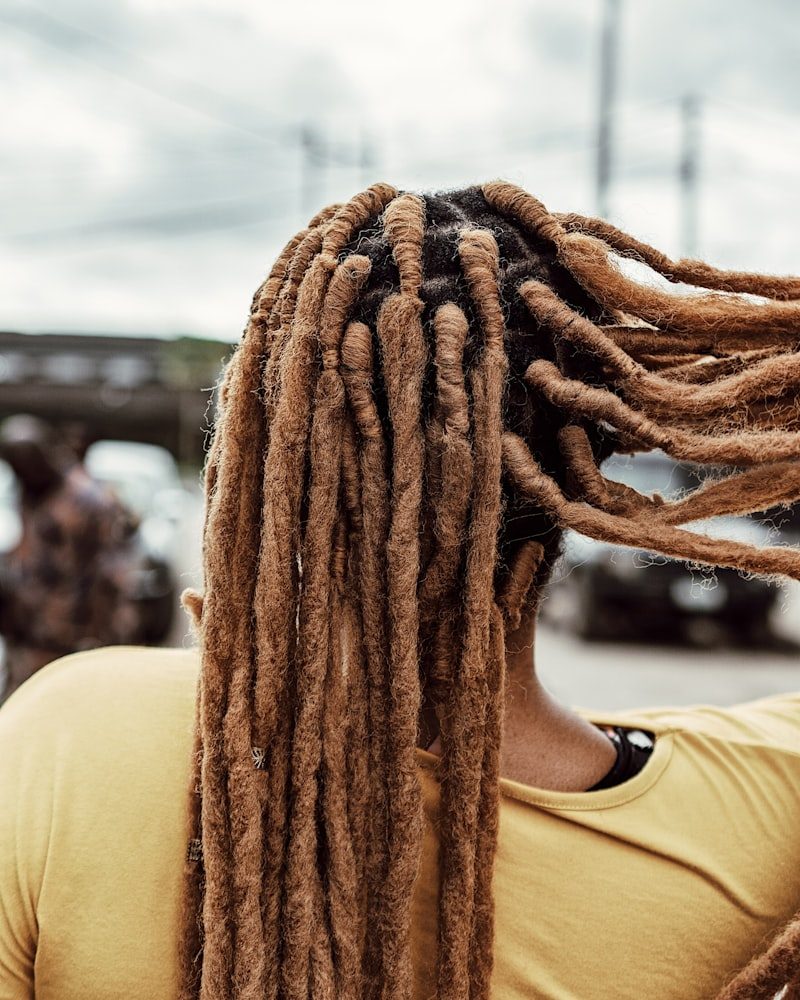 Locs in Blond, lang, Seitenansicht